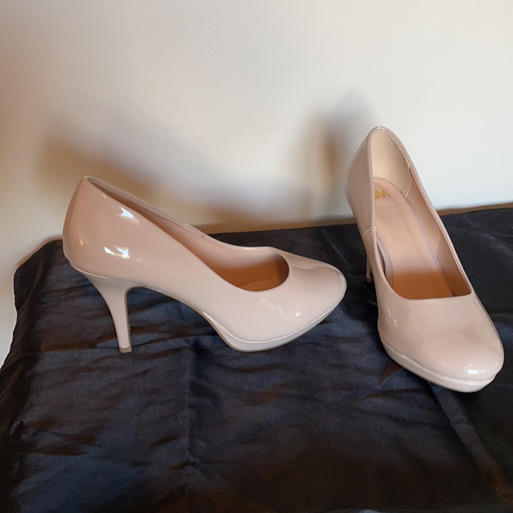 Nude heels (approx 2 inch), 10W - Picture 2 of 5